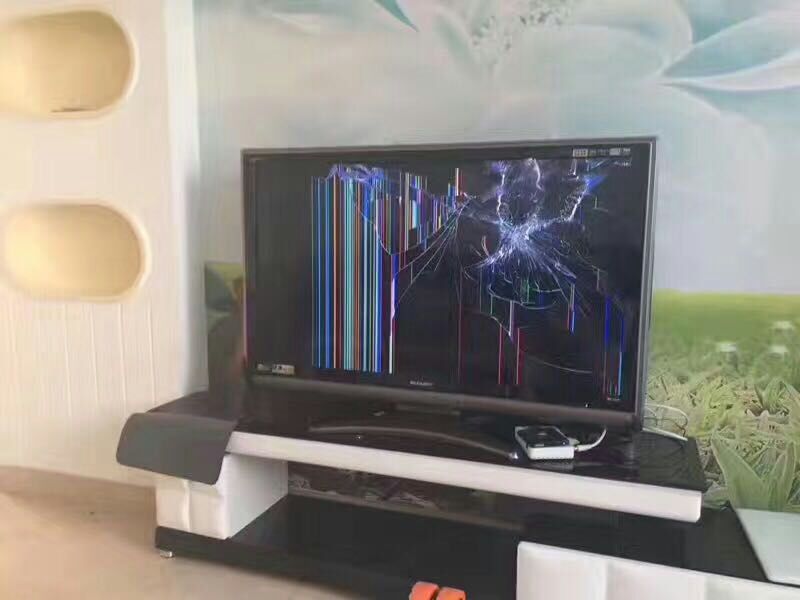 电视机被砸坏的图片图片